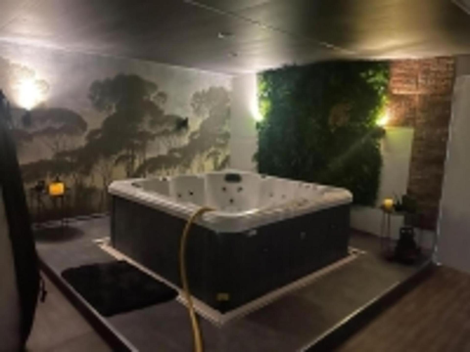 The Exclusive Jacuzzi Apartment Birmingham